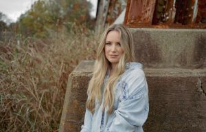 Read more about the article “Happy Now” EP: A Celebration of Growth from Kelsey Lamb